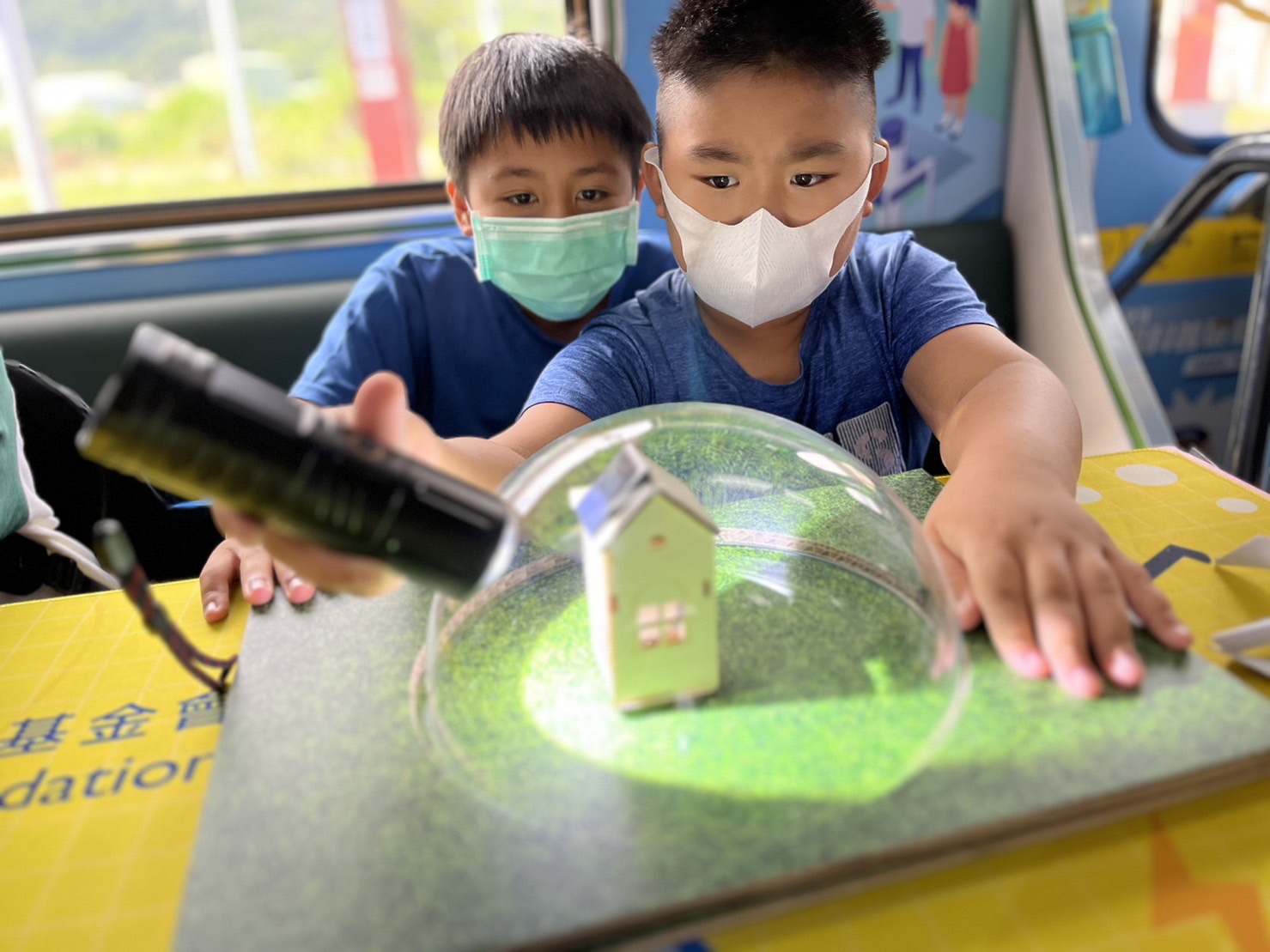 ibet參與基礎科學主題車廂，以STEAM教學精神，設計「逐日科學家」、「太陽能工程師」以及「淨零建築師」三大能源科普課程和實驗